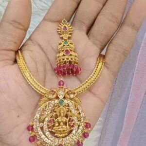 Laksmi pendent with earrings